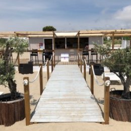 Notre établissement Azur Plage célèbre l’art de vivre au soleil depuis 1995 en déclinant tous les plaisirs liés à l’été et la sieste.