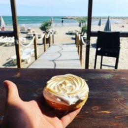 UN PETIT CREUX ? Azur Plage vous apporte une restauration rapide comprenant boissons et glaces
(salades, sandwichs, pizzas, burgers)